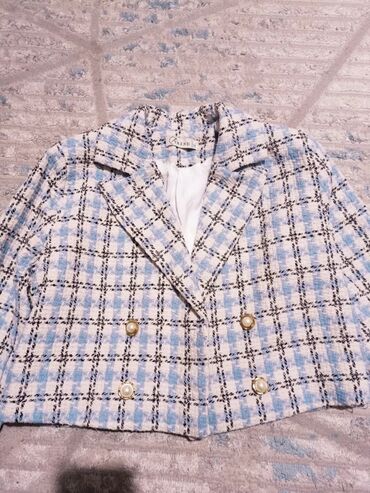 Костюмы: Пиджак юбка, качество отличное, новое,твидовый, двойка, размер m