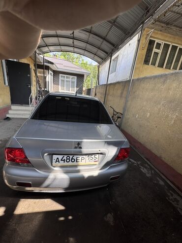 лансер митсубиси: Серебристый седан Mitsubishi Lancer с задним приводом, оснащенный