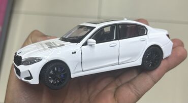 Avtomobil modelləri: Miqyaslı model avtomobil – BMW M3 sedan, ağ rəngdə - Korpus: detallı — 10