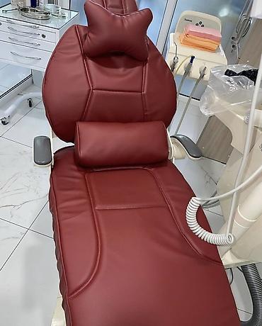 Стоматологическое креслов бордовом цвете из экокожи - Анатомическая