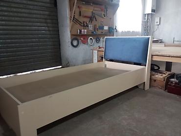 tek yataq: Tək nəfərlik taxta çarpayı karkası - Ölçü: təxmini 90×200 sm (tək — 1