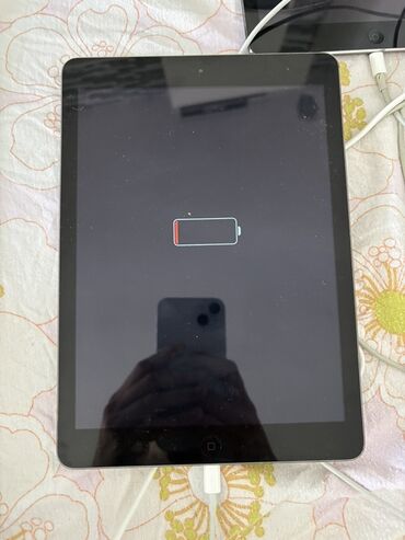 Tableti: Na prodaju ipad za delove  Imaju iCloud  Cena 20€ komad  Broj telefona — 25