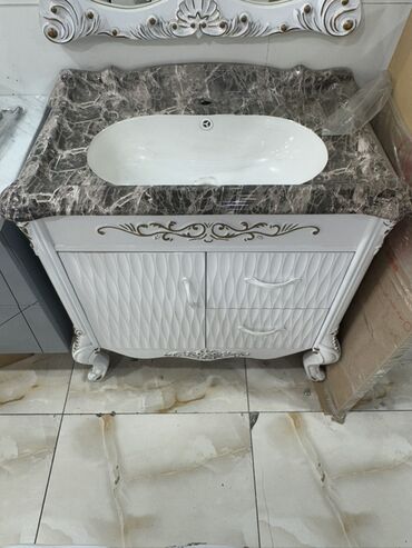 moyka şkaf: Ağ rəngli, qəhvəyi mərmər formalı üst hissəsi olan bu hamam dolabı