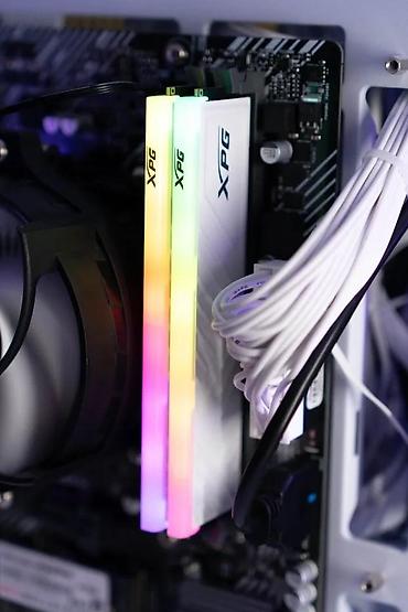 Ostali kompjuterski delovi: Kompjutersko kućište – kubni/micro-ATX format sa staklenim panelima i — 7