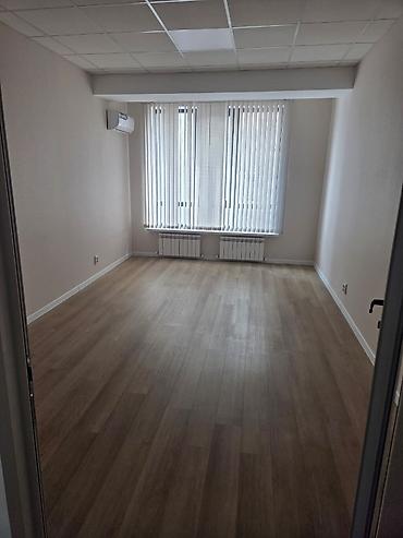 карасаев: Ижарага Толугу менен кеңсе: 100 м², Турак комплексинде, Ремонту менен, Өзүнчө кире бериши менен — 2