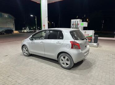 купить тойота виш: Хэтчбек Toyota Yaris в серебристом цвете, представленный в