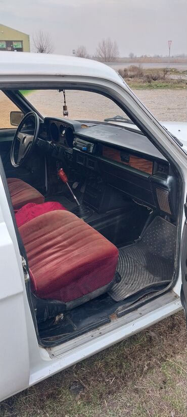 Digər avtomobillər: Məhsul: Klassik sedan avtomobil (ağ rəng), mexaniki ötürmə Təsvir: - — 4