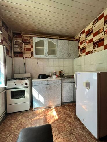дом с бизнесом: 1 бөлмө, 31 кв. м, Хрущевка, 1 кабат, Эски ремонт