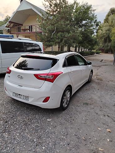 kredit avto aksesuar: Hyundai i30 hatchback – ağ rəng, 5 qapı, şəhər və uzun yol üçün rahat — 5