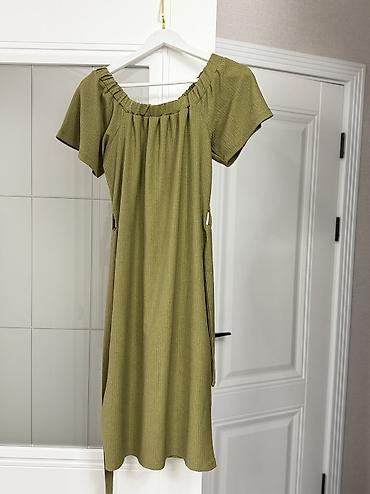 Повседневные платья: Продаю классные платья, размер 42-44, в идеальном состоянии, носила — 12