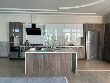 раскрой кухонной мебели с размерами: Современный кухонный гарнитур, выполненный в комбинации светло-серого