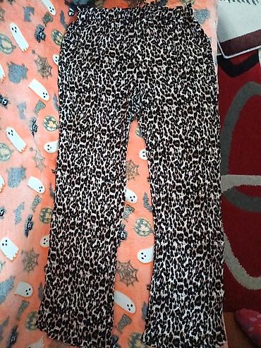 Ostale pantalone: Ženske pantalone sa leopard printom - Širok, ravan kroj nogavica – — 1