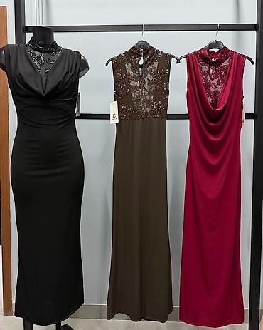 Elegantna duga haljina bez rukava sa visokom kragnom i čipkastim