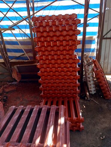 Радиаторы: Секции чугунных радиаторов отопления в большом количестве. Подходят — 12