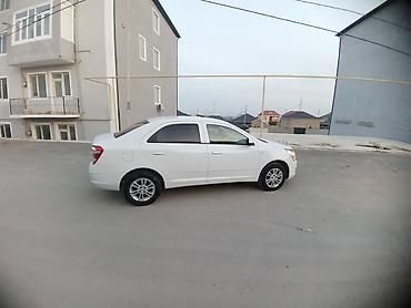 cobalt disk: Chevrolet Cobalt sedan – ağ rəng, kompakt və qənaətcil şəhər — 2