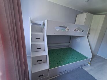 дом для кур: 2х ярусный кровать но 3х местное,почти новое