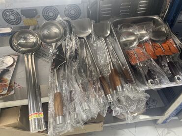 Другое оборудование для кафе, ресторанов: Доска Разделочная Щипцы кухонные Венчики Поварёшка Дуршлаг Ковши — 6