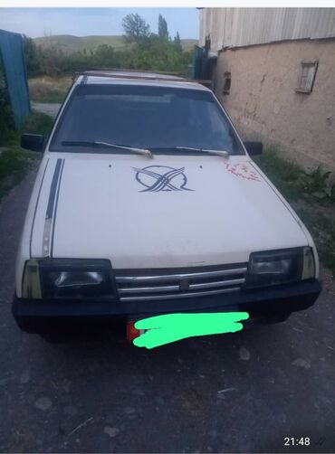 машина на вариант: Автомобиль ВАЗ 2109, переднеприводный хэтчбек. Кузов белого цвета, на