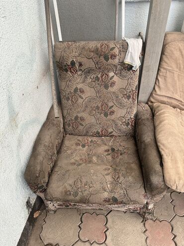 продавец мебели: Продаю старые диваны