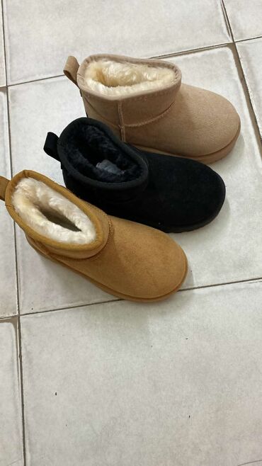 Ugg čizme: Dečije čizmice kolekcija 
jesen zima 
Cena 3500
Vel. 25-36 
P/30 — 12