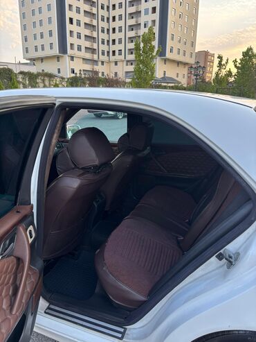 Mercedes-Benz: Mercedes-Benz E-Class (W210), ağ rəng, sedan gövdə. Xüsusiyyətlər: - — 9