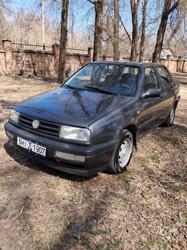 Volkswagen: Volkswagen Vento: 1993 г., 1.8 л, Механика, Бензин, Седан