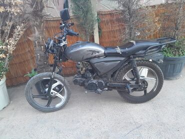 детские мотоциклы на аккумуляторе: Moped tipli benzinli motosiklet - Kuzov və yan örtüklər: qara rəngli