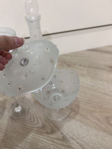 Digər içki üçün qablar: Bokal dəsti. Yenidir. 6 bokal, 1 vaza, 2 mürəbbə qabı, 1 grafin, 2 — 3