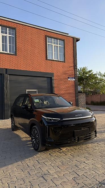 GAC: Черный кроссовер/внедорожник с просторным салоном и бежевой кожаной — 16