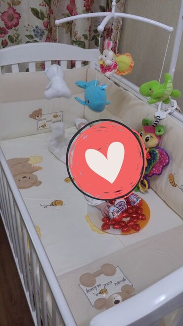 детская кроватка happy dino: Детская кроватка в идеальном состоянии (массив дерева) +матриц +мобил