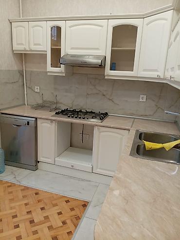 Köhnə tikili: 1 - ci məhəllə 4/2 - mərtəbəsində 3 otaqlı yol qırağı kombisi var polı — 12