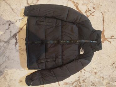 национальные головные уборы: Мужская черная пуховая куртка The North Face. Модель имеет высокий
