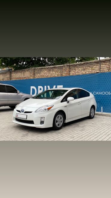 Toyota: Срочно срочно срочно Toyota Prius 2011 год 1,8 гибрид Левый руль