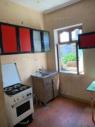sedmoyda kiraye bina evleri: Təcili satılır.Sahil qəsəbəsi,Emin Quliyev küçəsində 3 otaqlı, hamam — 10