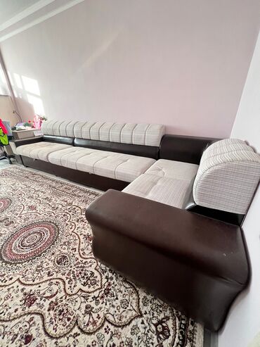 большой диван: Модульный диван, цвет - Белый, Б/у