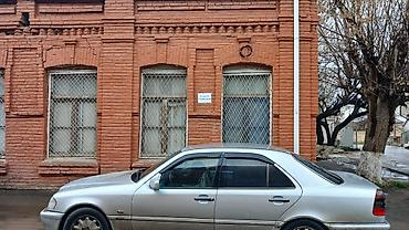 alatava ev: Qazaxda kupcali 4otagli Ada universiteti Ile uzbeuz– Küçə kənarında — 2
