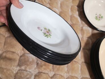 Kompleti posuđa: Cena za jedan a za vise dogovor Set emajliranih tanjira sa cvetnim — 6
