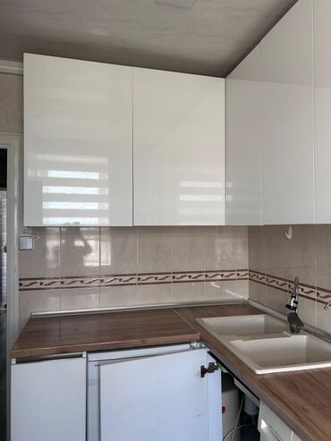 Haima: Mətbəx mebeli dəsti - Üst dolablar: Ağ, parlaq MDF/laminat fasadlar