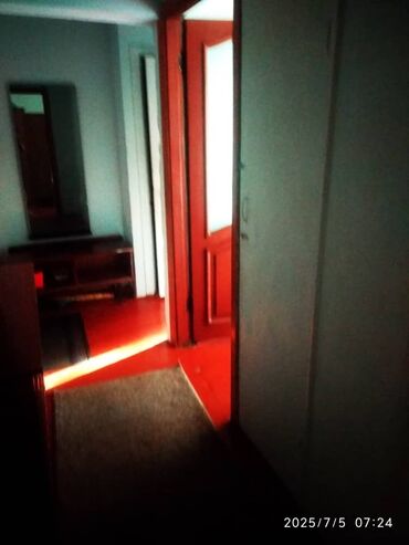 сдаётся квартира рядом рынок дордой: 2 комнаты, Собственник, С подселением, С мебелью частично