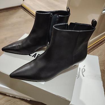 dior moon boots: Crne kožne čizme/gležnjače sa špicastim vrhom i niskom kitten štiklom — 4