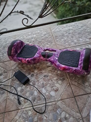 Bənövşəyi və qara rənglərdə olan bu hoverboard səmada parlayan