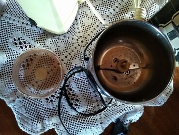 mlin za kafu: Aparati za mlevenje kafe u zrnu . orasastih