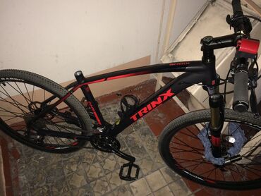 женский спортивки: Велосипед марки TRINX X1ONE, черный матовый с красным оформлением