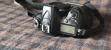 stara elektronika: Nikon D7200 DSLR fotoaparat (telo) sa originalnim Nikon kaišem 72000 — 3