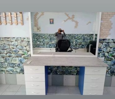 dırnaq masası: Saş kəsimi üçün masa, Güzgülü