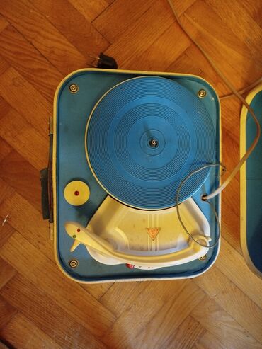 Stari uređaji: Retro,stari mali gramofon u koferu. Simpatican mali gramofon,vise kao — 11