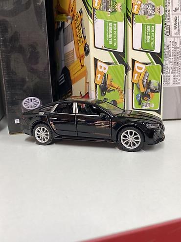 чехол а6: Масштабная модель автомобиля Audi в кузове седан, выполненная в черном — 2