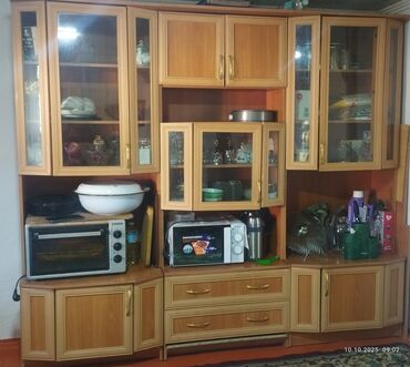 офисные мебели бишкек: Кухонный гарнитур‑стенка из ЛДСП с фасадами под дерево и стеклянными