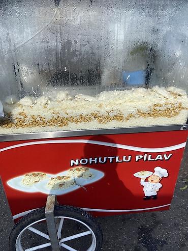 səyyar satıcı: Salam. Mən noxudlu toyuq pilavı satıram və İşimiz səyyardı.Müştəri — 1