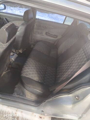 Daewoo: Daewoo Nexia sedan - Kuzov: 4 qapılı sedan, gümüşü rəng - Mühərrik — 8